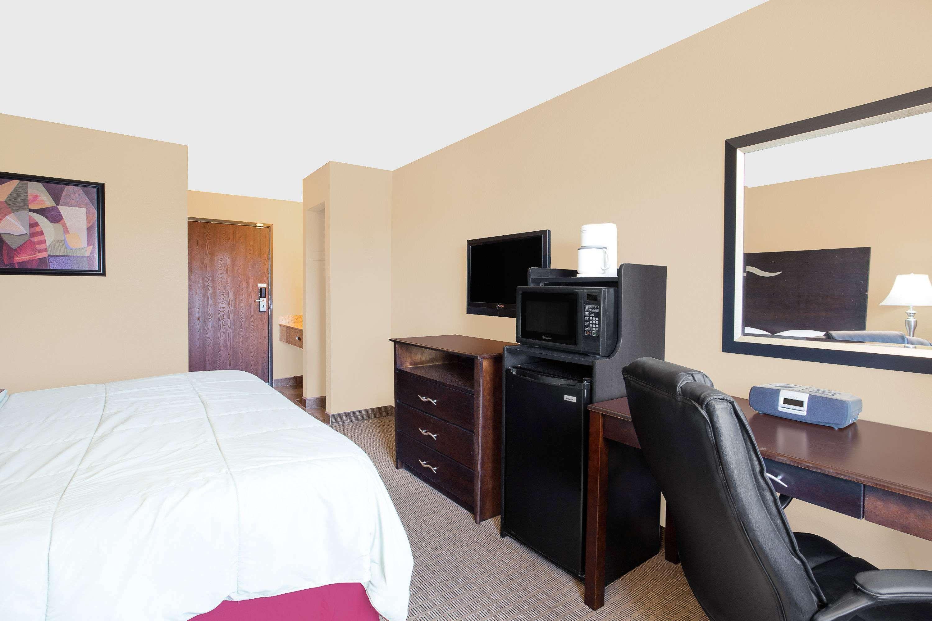 Super 8 By Wyndham Wi Motel